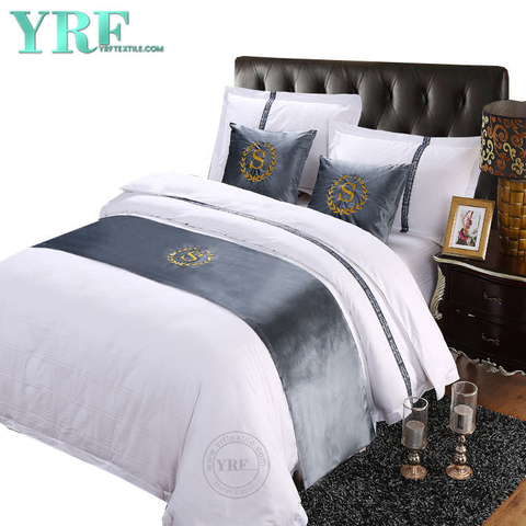 Modernes, einfaches Zimmer mit Queensize-Bett, individuelles Logo, graue Samtbettflaggen